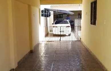 Imagem: A casa possui 3 Dormitórios, 1 Banheiro, 2 Vagas na garagem