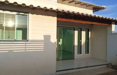 Imagem: A casa possui 3 Dormitórios, 2 Banheiros, 1 Vaga na garagem