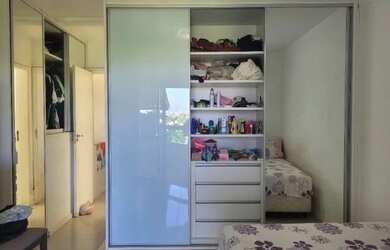 Imagem: A casa possui 2 Dormitórios, 3 Banheiros, 1 Vaga na garagem