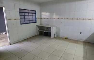 Imagem: A casa possui 3 Dormitórios, 1 Banheiro, 4 Vagas na garagem