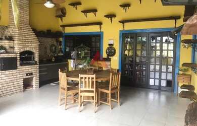 Imagem: A casa possui 2 Dormitórios, 1 Banheiro, 3 Vagas na garagem