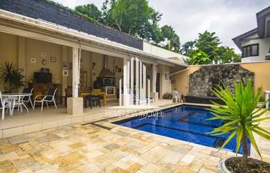 Imagem: A casa possui 4 Dormitórios, 5 Banheiros, 4 Vagas na garagem