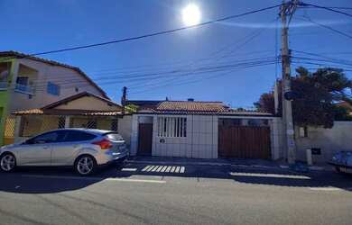 Imagem: A casa possui 2 Dormitórios, 1 Banheiro, 1 Vaga na garagem