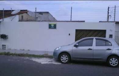 Imagem: A casa possui 2 Dormitórios, 2 Banheiros, 3 Vagas na garagem