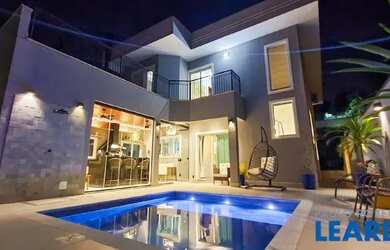 Imagem: A casa em condomínio possui 3 Dormitórios, 5 Banheiros, 4