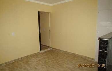 Imagem: A casa possui 1 Dormitório, 1 Banheiro, 1 Vaga na garagem