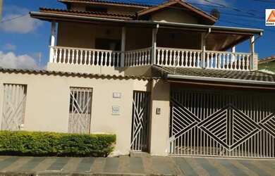 Imagem: A casa possui 4 Dormitórios, 5 Banheiros, 4 Vagas na garagem