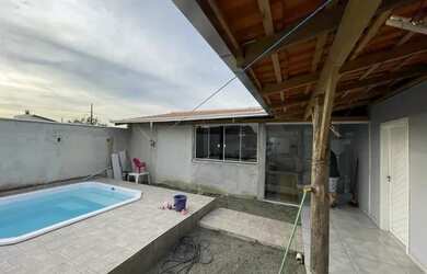 Imagem: A casa possui 3 Dormitórios, 2 Banheiros, 2 Vagas na garagem