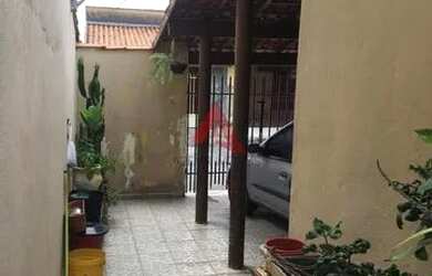 Imagem: A casa possui 3 Dormitórios, 1 Banheiro, 1 Vaga na garagem