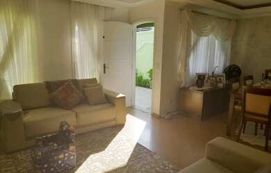 Imagem: A casa possui 4 Dormitórios, 3 Banheiros, 2 Vagas na garagem