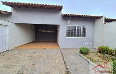 Imagem: A casa possui 3 Dormitórios, 2 Banheiros, 2 Vagas na garagem