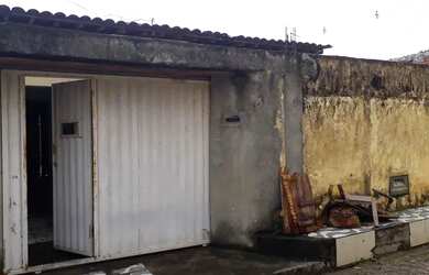 Imagem: A casa possui 2 Dormitórios, 2 Banheiros e está localizado