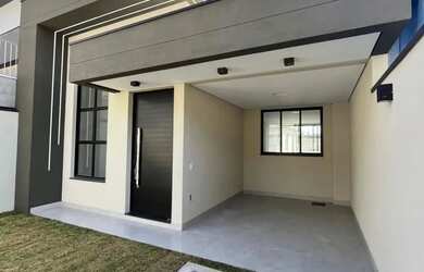 Imagem: A casa possui 3 Dormitórios, 2 Banheiros, 2 Vagas na garagem