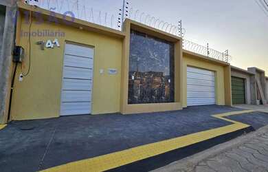 Imagem: A casa possui 3 Dormitórios, 2 Banheiros, 2 Vagas na garagem