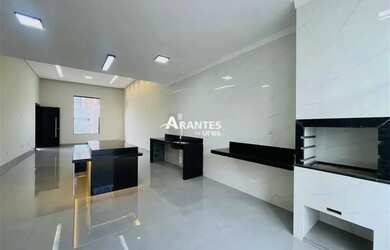 Imagem: A casa possui 3 Dormitórios, 2 Banheiros, 2 Vagas na garagem