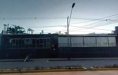 Imagem: O depósito possui 395m² de Área e está localizado em Lima