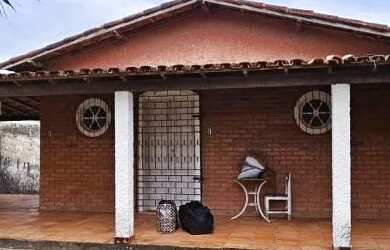 Imagem: A casa possui 4 Dormitórios, Acomodam 14 pessoas, 2 Vagas na