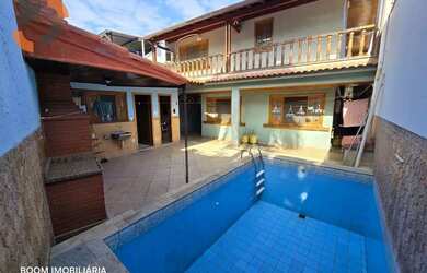 Imagem: A casa possui 4 Dormitórios, 3 Banheiros, 4 Vagas na garagem