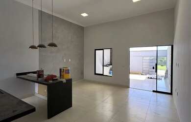 Imagem: A casa possui 3 Dormitórios, 2 Banheiros, 2 Vagas na garagem