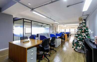 Imagem: O depósito possui 2 Vagas na garagem, 130m² de Área e está