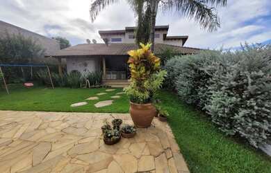 Imagem: A casa possui 3 Dormitórios, 3 Banheiros, 5 Vagas na garagem