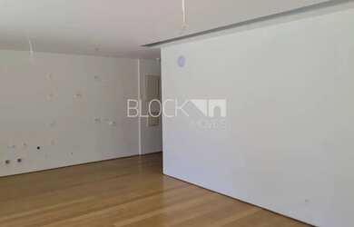 Imagem: O apartamento possui 2 Dormitórios, 1 Banheiro, 2 Vagas na