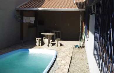 Imagem: A casa possui 3 Dormitórios, Acomodam 10 pessoas, 2 Vagas na