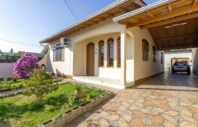 Imagem: A casa possui 3 Dormitórios, 3 Banheiros, 3 Vagas na garagem