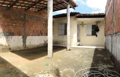 Imagem: A casa possui 3 Dormitórios, 2 Banheiros, 1 Vaga na garagem