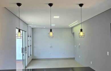 Imagem: A casa possui 2 Dormitórios, 2 Banheiros, 2 Vagas na garagem