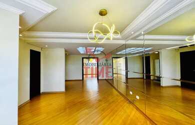 Imagem: A casa possui 4 Dormitórios, 5 Banheiros, 4 Vagas na garagem