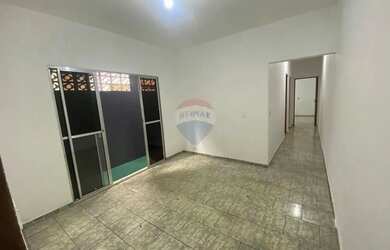 Imagem: A casa possui 3 Dormitórios, 2 Banheiros, 1 Vaga na garagem