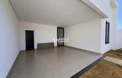 Imagem: A casa possui 3 Dormitórios, 3 Banheiros, 3 Vagas na garagem