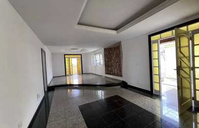 Imagem: A casa possui 5 Dormitórios, 5 Banheiros, 5 Vagas na garagem