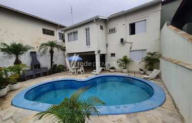 Imagem: A casa possui 3 Dormitórios, 5 Banheiros, 3 Vagas na garagem