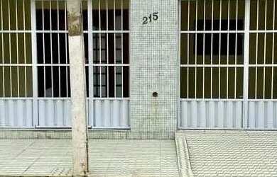 Imagem: A casa possui 3 Dormitórios, 1 Banheiro, 2 Vagas na garagem