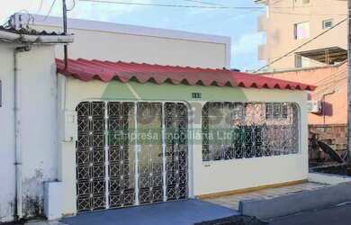 Imagem: A casa possui 3 Dormitórios, 1 Banheiro, 1 Vaga na garagem