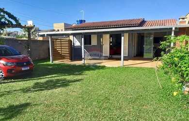Imagem: A casa possui 3 Dormitórios, 2 Banheiros, 1 Vaga na garagem