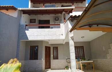 Imagem: A casa possui 2 Dormitórios, 2 Banheiros, 2 Vagas na garagem