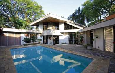 Imagem: A casa possui 4 Dormitórios, 3 Banheiros, 5 Vagas na garagem