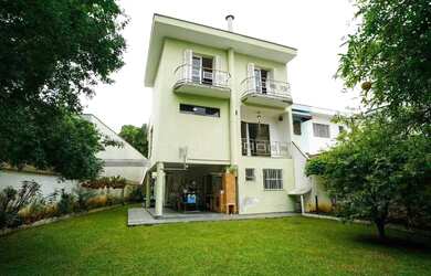 Imagem: A casa possui 3 Dormitórios, 3 Banheiros, 5 Vagas na garagem