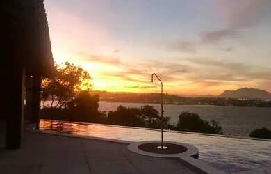 Imagem: A casa possui 4 Dormitórios, 5 Banheiros, 5 Vagas na garagem