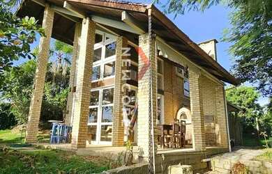 Imagem: A casa possui 3 Dormitórios, 1 Banheiro, 3 Vagas na garagem