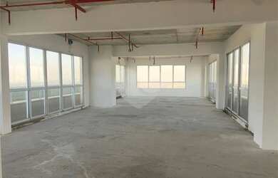 Imagem: O depósito possui 3 Vagas na garagem e 212m² de Área e está