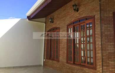 Imagem: A casa possui 3 Dormitórios, 4 Banheiros, 5 Vagas na garagem