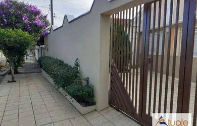 Imagem: A casa possui 3 Dormitórios, 3 Banheiros, 2 Vagas na garagem