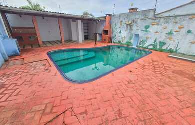 Imagem: A casa possui 3 Dormitórios, 4 Banheiros, 2 Vagas na garagem