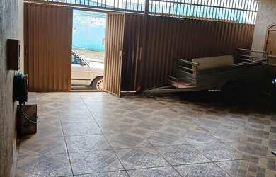 Imagem: A casa possui 3 Dormitórios, 2 Banheiros e 4 Vagas na garagem