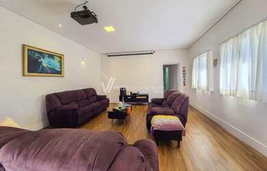 Imagem: A casa possui 3 Dormitórios, 2 Banheiros, 4 Vagas na garagem