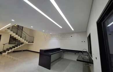 Imagem: A casa possui 2 Dormitórios, 2 Banheiros, 2 Vagas na garagem